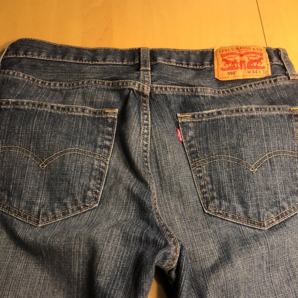 559 Levi’s medium wash 34x32 jeans